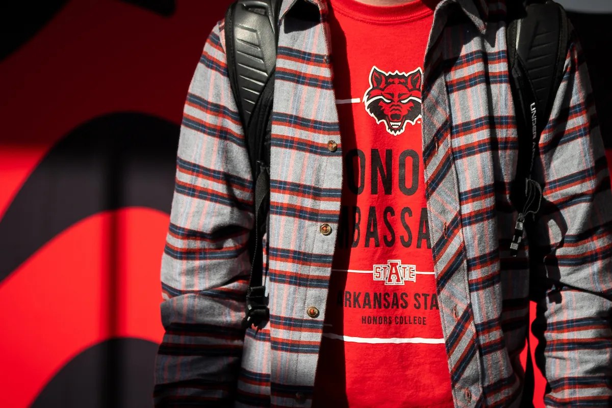 A student wearing an honors t-shirt