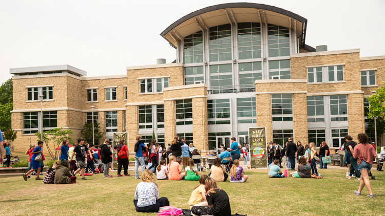 Students on Heritage Plaza Lawn