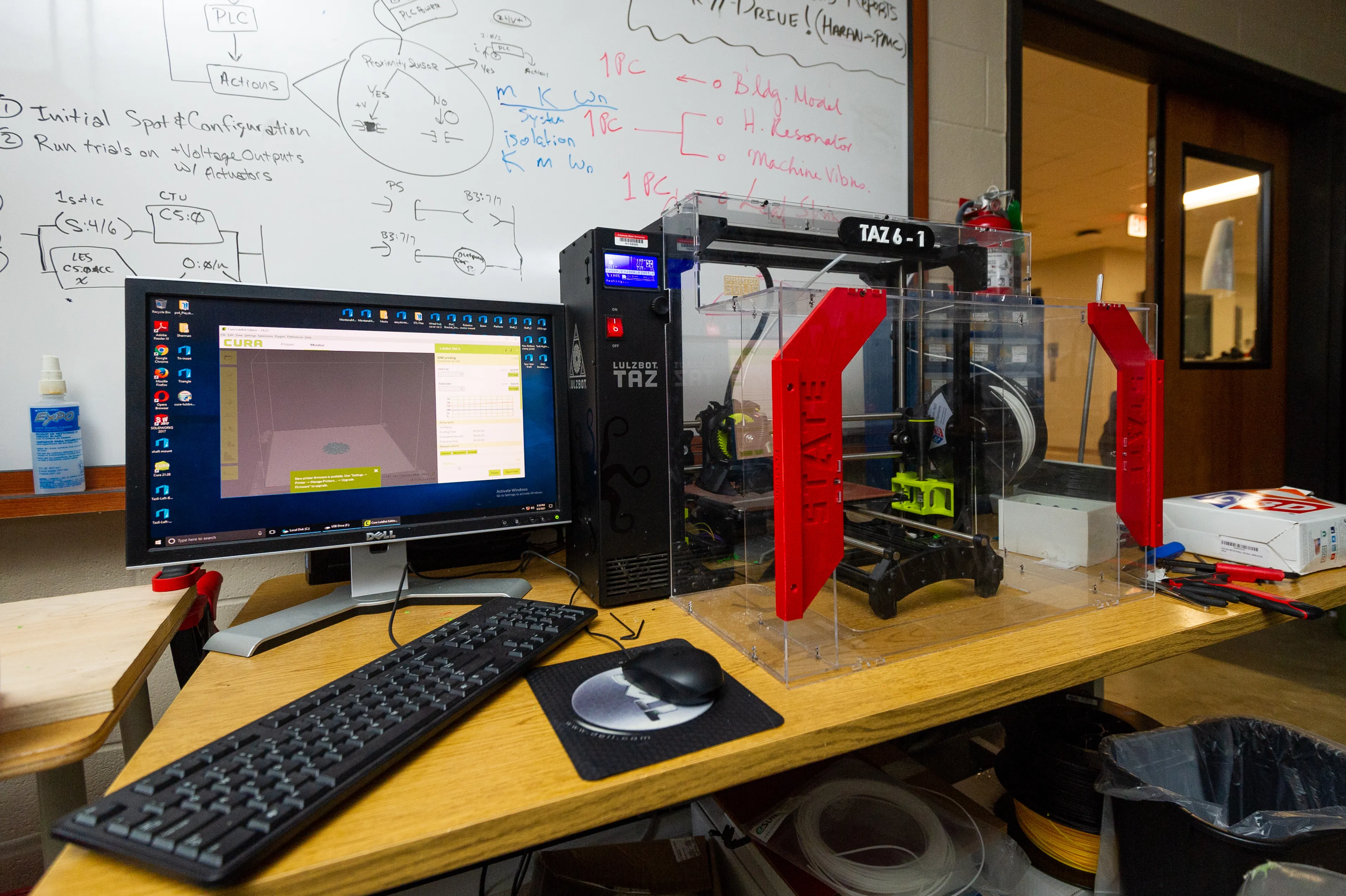 Mechanical engineering classroom with a-state branded 3d printer and software.