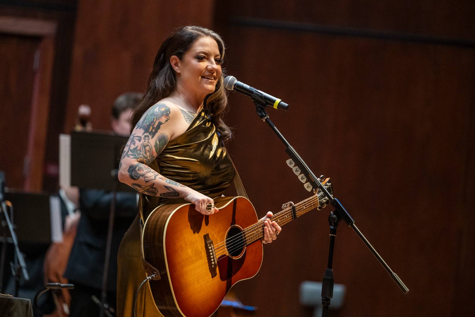 A-State alumna Ashley McBryde singing on stage.