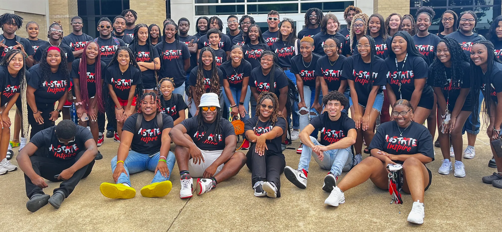 large group of students posed outside the Reng Student Union