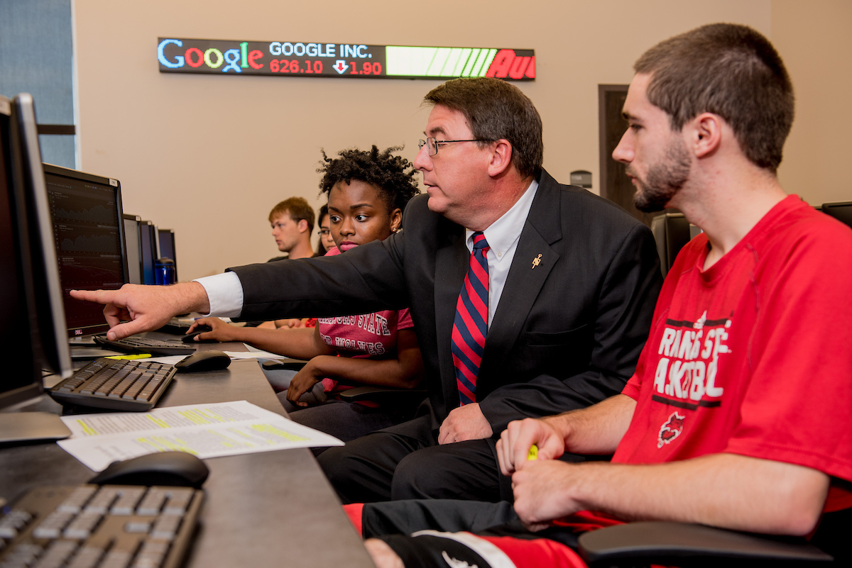 Dr. David Kern explaining capital markets in the Dawson Lab in the Delta Center for Economic Development.