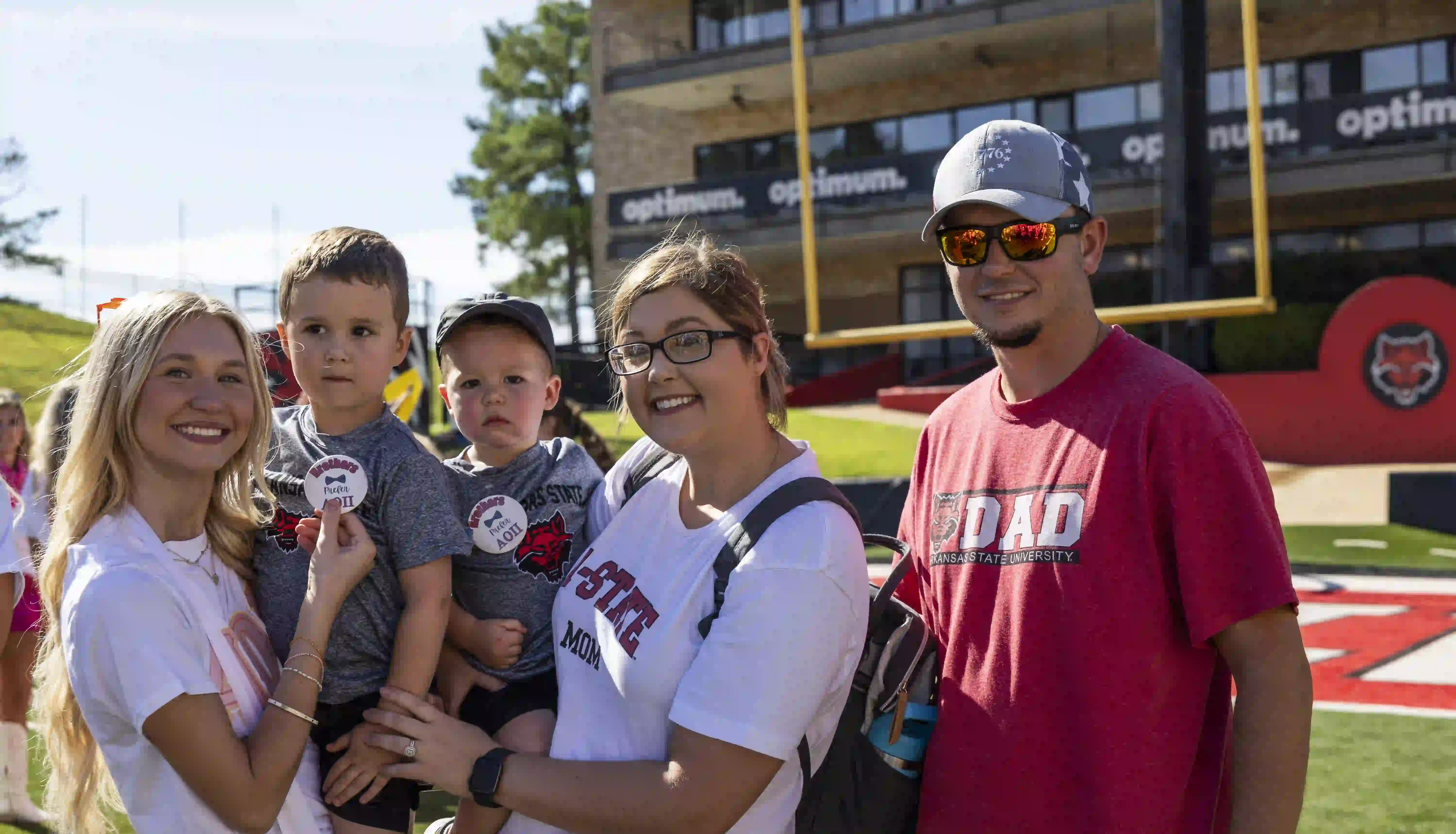 Student with their mom, dad and siblings on campus.
