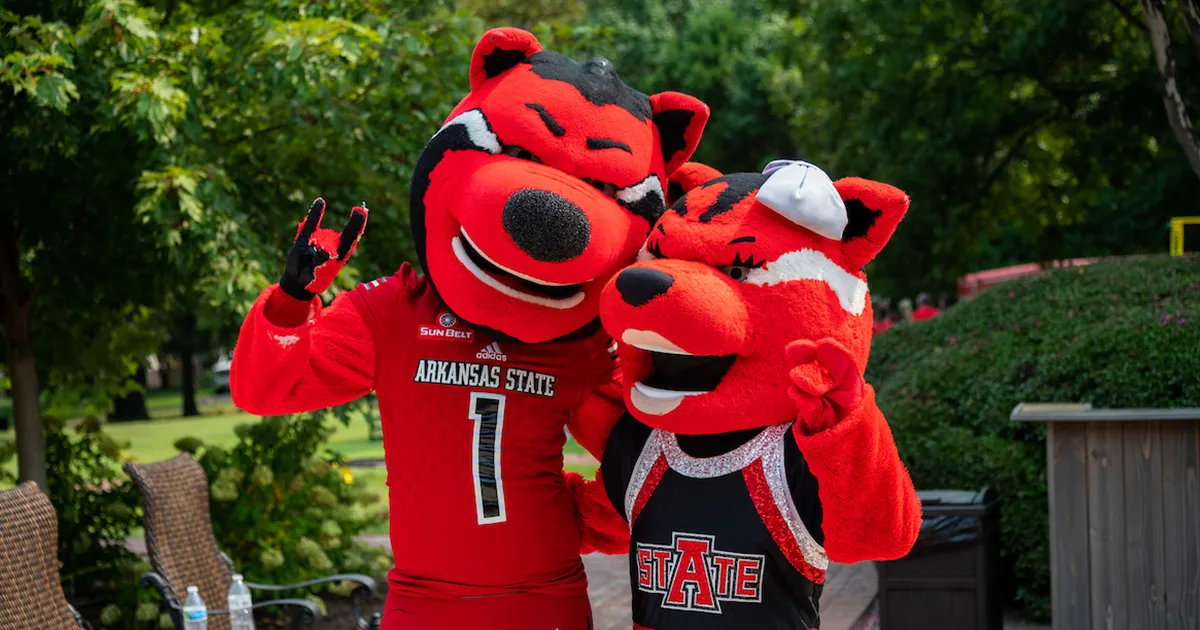 Howl and Scarlett put their Wolves Up